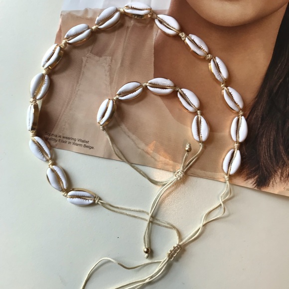 seashell with Gold color necklace chocker must go✅ - Picture 5 of 6